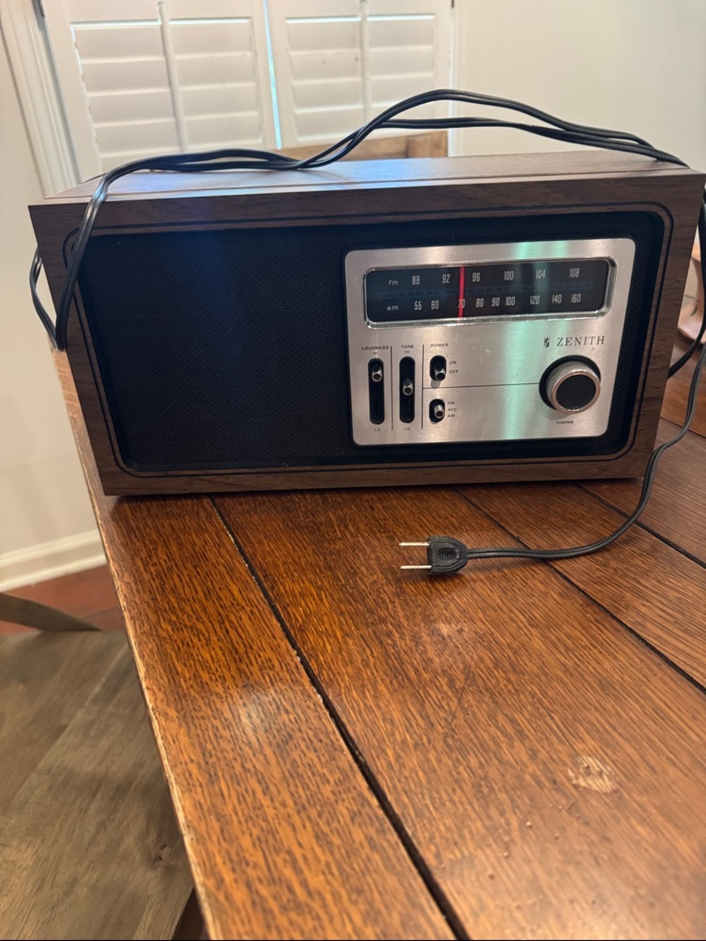 Vintage Zenith Table Top Wood-Tone AM/FM Radio